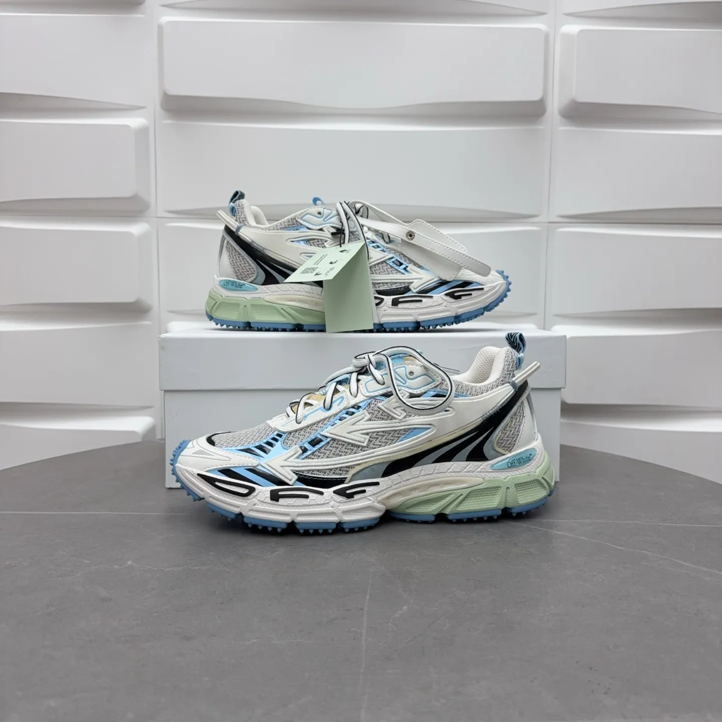 【off- white】P: 720💰Couple style👫, Size: 35-44 (Male 38.45.46 custom-made) High-quality version👊"Out of office" series original mold opening, original lasting, production process 1:1 original version ➰OFF GREY) OFF-WHITE Be Right Back Couple style👫Round toe lace-up arrow pattern low-top lifestyle casual shoes green. A running shoe called the "Be Right Back" sneaker. The design of this sneaker is inspired by Japanese sports aesthetics and craftsmanship, with running performance and principles at its core.
